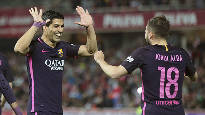 Suárez celebra con Jordi Alba el primer tanto del partido.