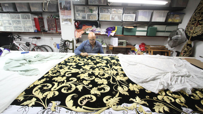 Los talleres de bordados mantienen puestos de trabajo gracias a la demanda de trabajos para las cofradías.