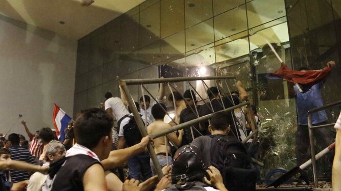 Los manifestantes asaltaron la sede del Congreso de Paraguay en la noche del viernes.
