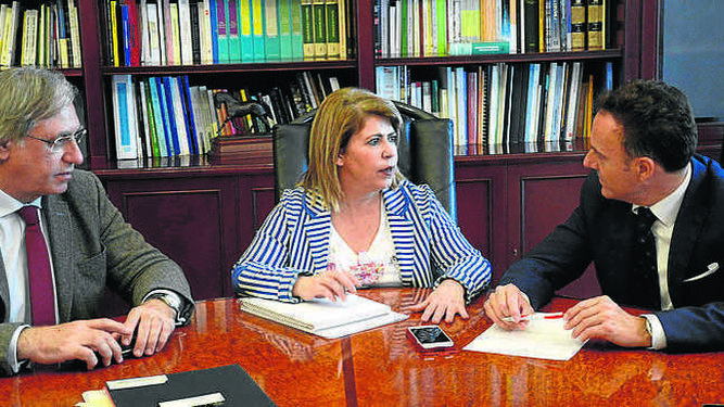 Francisco Camas y Mamen Sánchez, reunidos con el alcalde de El Puerto.