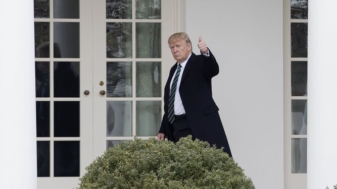 Trump saluda desde la Casa Blanca.