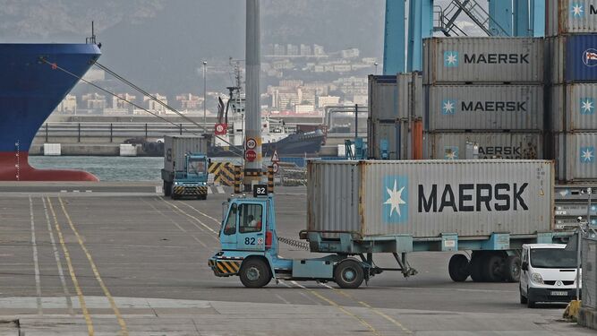 Un camión cargado con un contenedor en el puerto de Algeciras