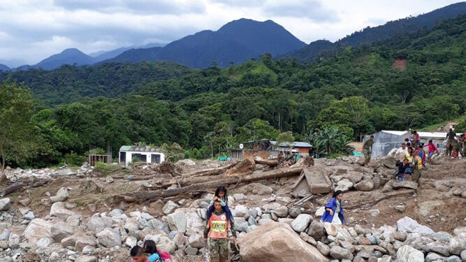 Trabajadores retiran los escombros dejados tras la riada sufrida en la ciudad de Mocoa.