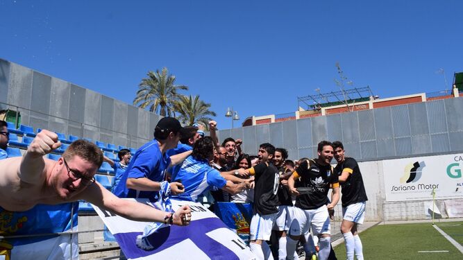 Los jugadores del Xerez CD celebran con la afición uno de sus goles al Estrella.