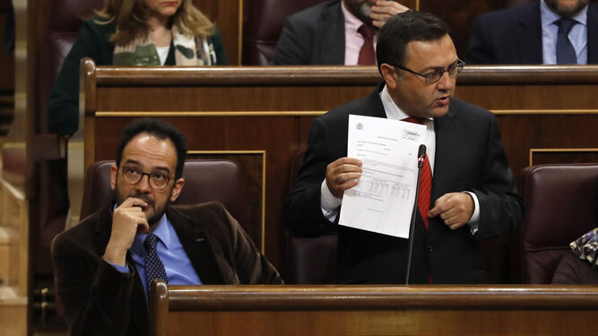 El diputado del PSOE Miguel Ángel Heredia , junto al portavoz del grupo, Antonio Hernando.