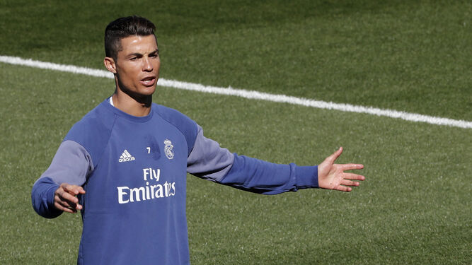 Cristiano Ronaldo se lamenta durante un momento del entrenamiento madridista de ayer.