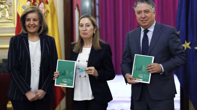 Fátima Báñez, Ana Pastor y Tomás Burgos, ayer durante la entrega del informe del Fondo de Reserva en el Congreso.