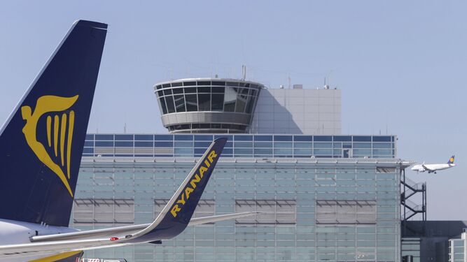 La cola de un avión de Raynair en el aeropuerto de Frankfurt.