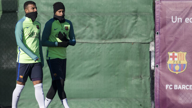 Rafinha (i), con Neymar (d) en un entrenamiento.
