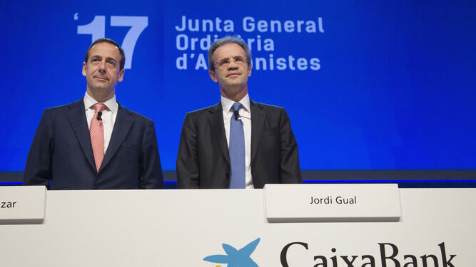 Gonzalo Gortázar, consejero delegado de Caixabank, y Jordi Gual, presidente del banco, ayer, en la junta general de accionistas.