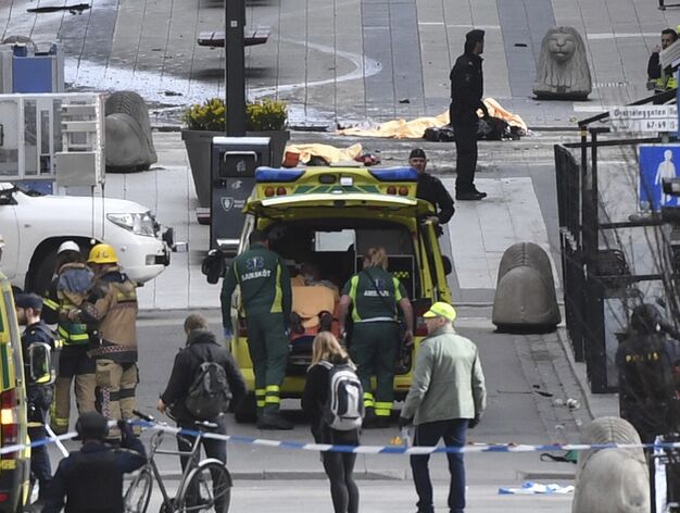 Im&aacute;genes del atentado del cami&oacute;n que ha atropellado a varios peatones en Estocolmo.