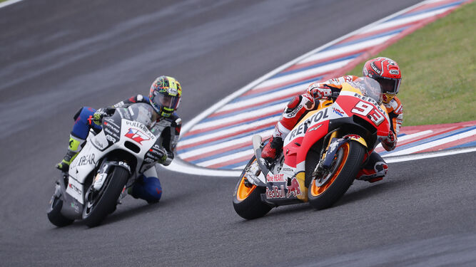 Marc Márquez toma una curva por delante de la Ducati de Karel Abraham, en la jornada de entrenamientos de ayer.