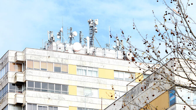 Antenas de telefonía en el edificio Jerez 74.