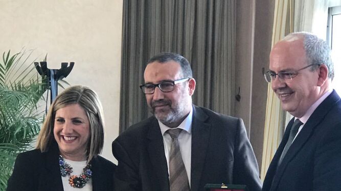Irene García y Javier Sánchez Rojas, recibiendo la medalla del alcalde de Tánger.