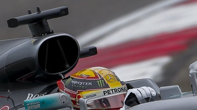 Lewis Hamilton, a bordo de su Mercedes en el circuito de Shanghái.