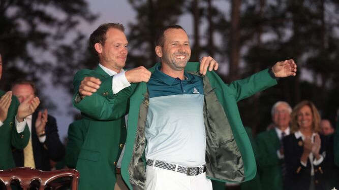 El inglés Danny Willett, ganador del Masters en 2016, le coloca la chaqueta verde a Sergio García tras ganar el desempate a Justin Rose.