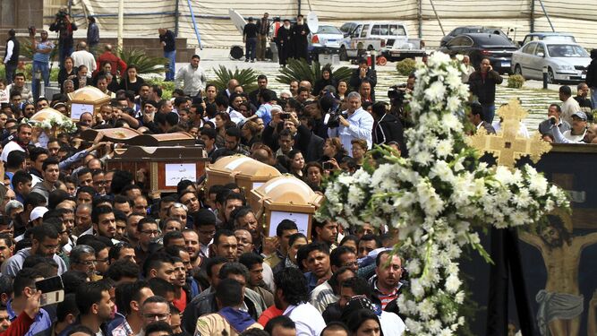 Familiares de los coptos que fallecieron este domingo de Ramos en el atentado de la iglesia de Alejandría, asisten a su funeral.