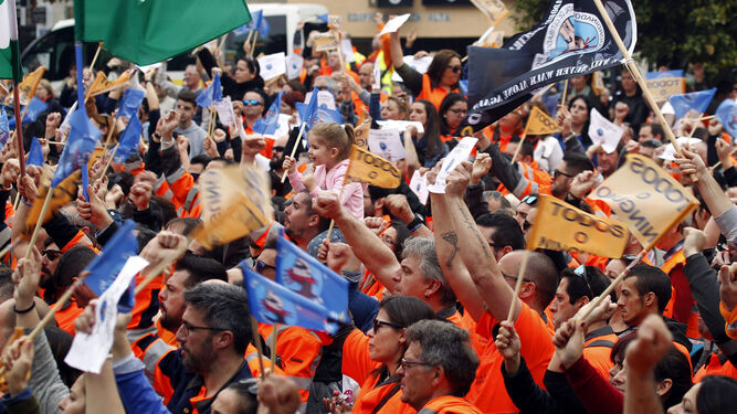 Miles de trabajadores de la estiba se reunieron en Algeciras a principios de marzo en protesta por la reforma del sector.
