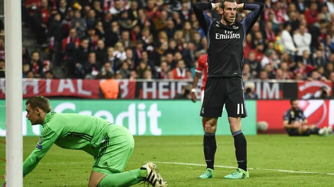 Bale se echa las manos a la cabeza tras una gran parada del portero alemán.