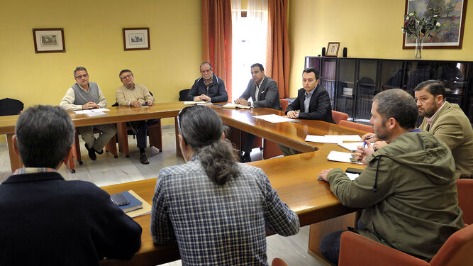 Un momento de la reunión entre representantes del Ayuntamiento y de la Unión de Motoclubes Jerezanos.