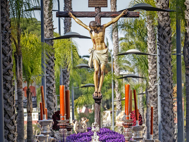 Preciosa estampa del Cristo de la Defensi&oacute;n entre las palmeras del bulevar de la calle Sevilla.