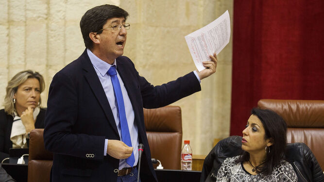 El presidente y portavoz regional de Ciudadanos, Juan Marín, interviene en un pleno del Parlamento.
