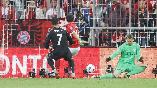 Cristiano Ronaldo observa cómo la pelota supera a Neuer tras su remate a centro de Marco Asensio que supuso el 1-2.