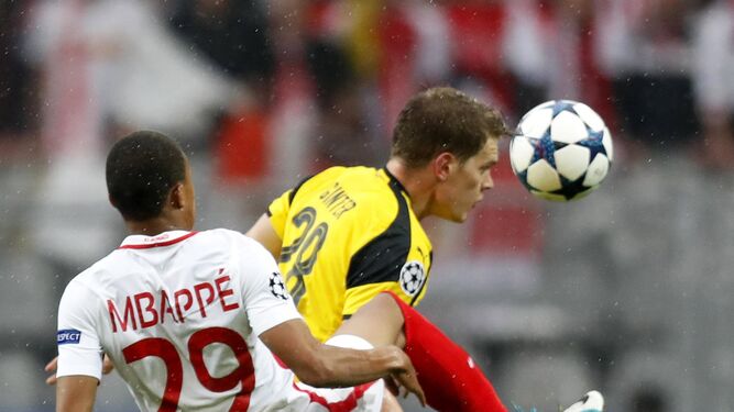 Mbappe disputa un balón con el jugador del Dortmund Ginter.