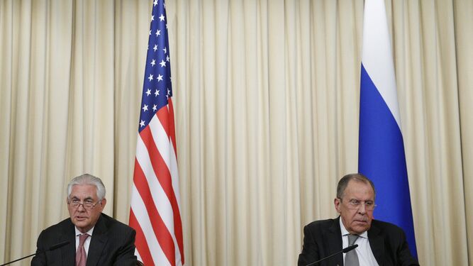 El secretario de Estado de EEUU, Rex Tillerson, y el ministro de Asuntos Exteriores ruso, Serguéi Lavrov, ayer durante la rueda de prensa conjunta en Moscú.