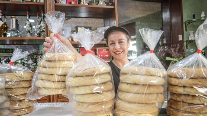 Una de las empleadas de la pastelería Los Reyes muestra el expositor de roscos que tienen en la tienda situada en la Plaza del Arenal.