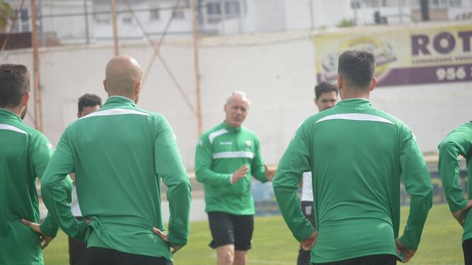 Rafael Carrillo se dirige a sus jugadores durante el entrenamiento de ayer en El Palmar.