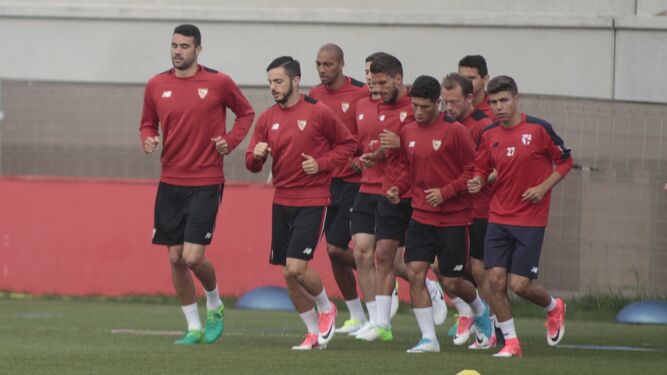 Los jugadores del Sevilla, durante un entrenamiento en la ciudad deportiva.