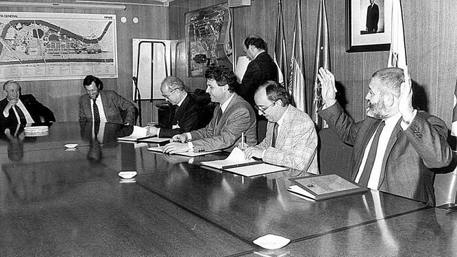 Jacinto Pellón, con los brazos levantados, en una reunión con Olivencia y Montaner, entre otros, en 1990.