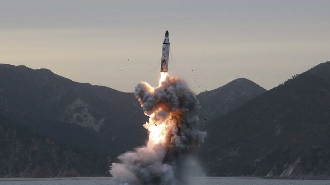 Prueba de un lanzamiento de un misil norcoreano en una imagen de archivo.