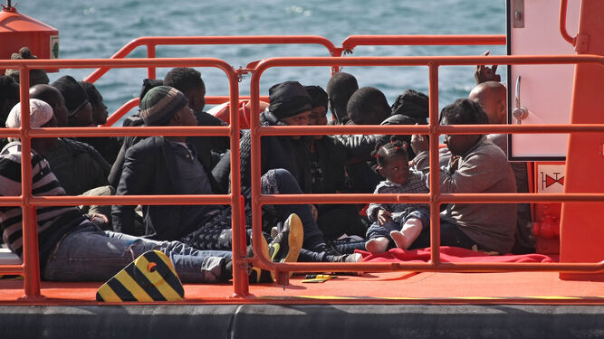Las personas en la embarcación de Salvamento que los trasladó al puerto de Tarifa.