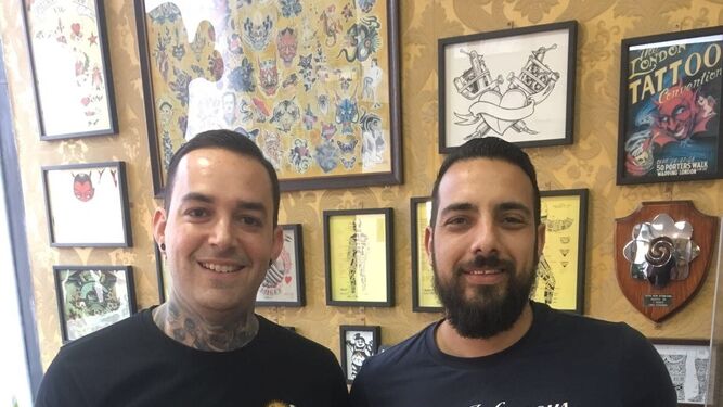 Los tatuadores jerezanos Miguel Muñoz y Samuel Martínez 'Pol'.