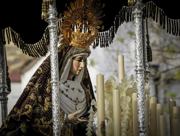 Mar&iacute;a Sant&iacute;sima de la Concepci&oacute;n Coronada, la &lsquo;Reina de Las Vi&ntilde;as&rsquo;, avanza hacia la Catedral de Jerez en la tarde del Viernes Santo.