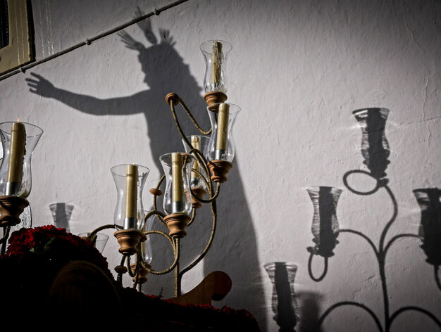 Los candelabros del Resucitado, con la proyecci&oacute;n de la sombra de la talla detr&aacute;s.