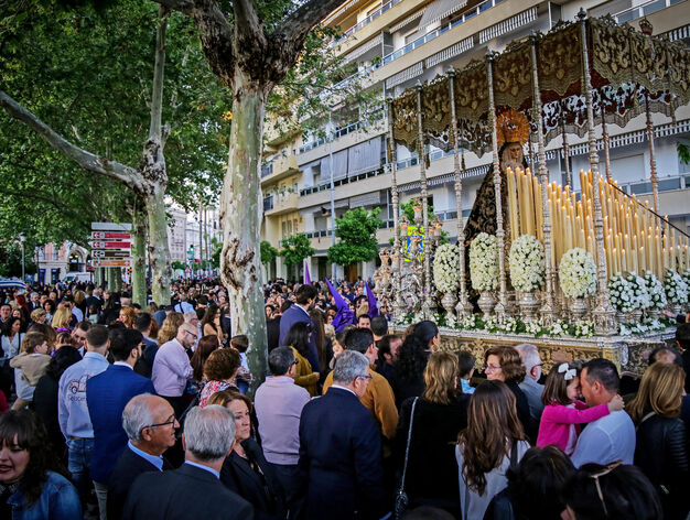 El precioso palio de la Soledad avanzando por la calle Sevilla ante la presencia del mucho p&uacute;blico que se congreg&oacute; por la zona.