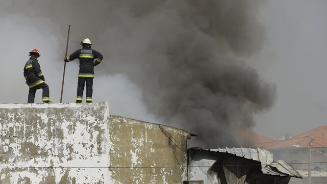 Edificios en llamas tras estrellarse una avioneta junto a un supermercado en Tires cerca de Estoril (Portugal).