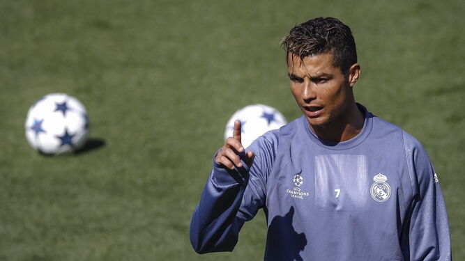 Cristiano Ronaldo realiza una indicación durante el último entrenamiento madridista.