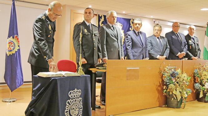 El nuevo comisario de Jerez, Francisco José García Carrasco, jura ayer el cargo en presencia del ministro y otras autoridades.