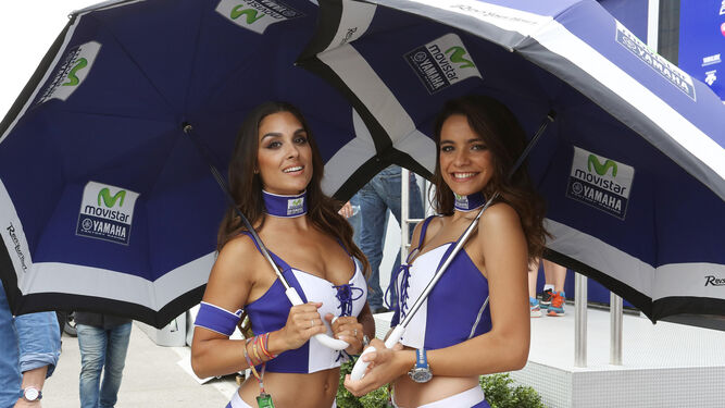 Dos azafatas en el 'paddock' del Circuito de Jerez en un Gran Premio reciente.