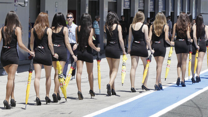 Azafatas en una de las pruebas celebradas en el circuito.