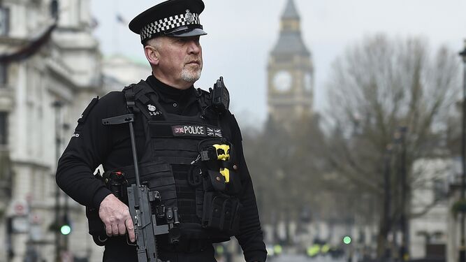 Un policía  armado vigila en una calle del centro de Londres.