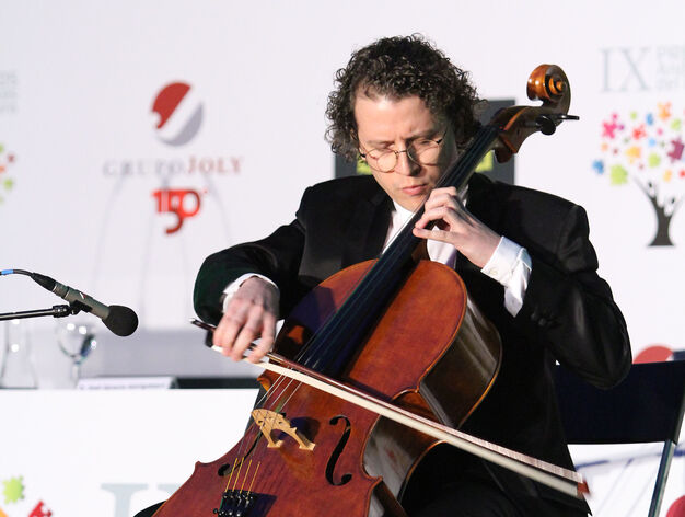 Alberto Martos, en un momento de su actuaci&oacute;n con violonchelo como solista.