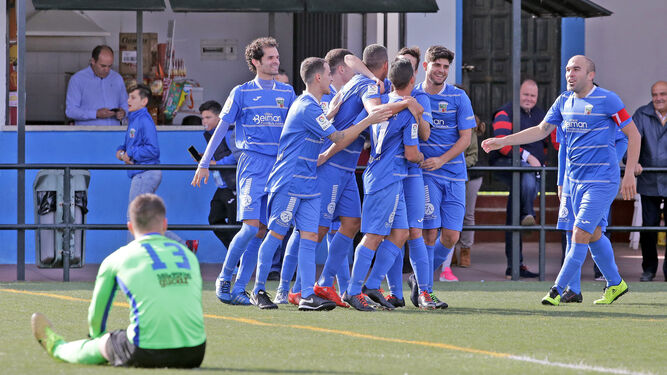 Los jugadores del Guadalcacín celebran un gol esta temporada al Alcalá