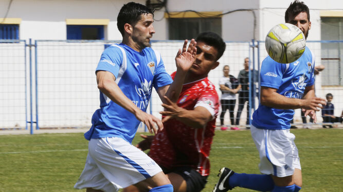 David Narváez, destacado en todas sus acciones en ataque, intenta llegar a un balón obstaculizado por un futbolista contrario.