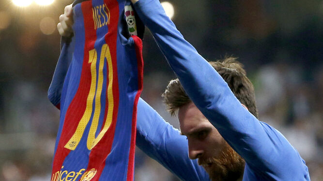 Messi enseña su camiseta al Bernabéu.