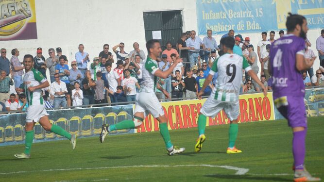 El Sanluqueño, celebrando el segundo gol de la tarde, obra de Sergio Ceballos.